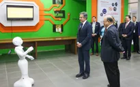 Ngoại trưởng Hoa Kỳ tham quan trưng bày sản phẩm công nghệ sáng tạo tại Đại học Bách khoa Hà Nội