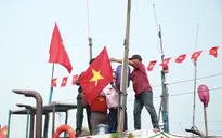 Trao hàng nghìn lá cờ Tổ quốc cho ngư dân miền Trung để bảo vệ chủ quyền trên biển