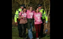 Người biểu tình trì hoãn giải đua ngựa Grand National ở Anh, 118 người bị bắt