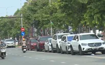 Lòng đường, vỉa hè biến thành... bãi giữ xe