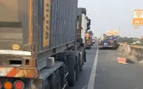 Xe đầu kéo rơi cabin trên cao tốc TP Hồ Chí Minh - Trung Lương