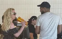 Britney Spears đi nghỉ cùng vệ sĩ sau khi tháo nhẫn cưới