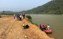 Lật thuyền trên sông Lô, 2 người mất tích