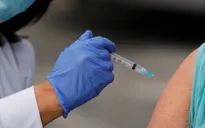 Mỹ khuyến khích người dân tiêm mũi bổ sung vaccine lưỡng trị