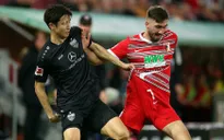 Augsburg chia điểm cùng Stuttgart trên sân nhà