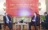 Chủ tịch Quốc hội Vương Đình Huệ gặp mặt những người bạn Cuba