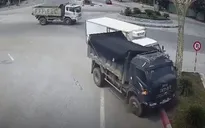 Không nhường đường, xe tải đâm xe khác rồi leo lên dải phân cách