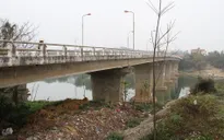Nghe tin vợ nhảy cầu tự tử, chồng lái xe đến tông phải người đứng xem