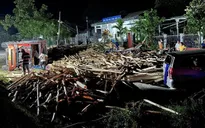 Lật xe chở gỗ keo tại Quảng Ngãi, 6 người bị thương