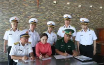 Bộ Tư lệnh Vùng 4 Hải quân bàn giao ngư dân Bình Thuận bị nạn ở Trường Sa