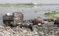 Mưu sinh dọc dòng sông "chết" ở Bangladesh