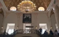 Thăm Cung điện Hoàng gia trên đoàn tàu hơi nước