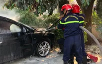 Ô tô đang đỗ trong sân bất ngờ bốc cháy