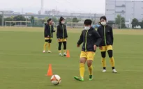 ĐT nữ Việt Nam tập chiến thuật trong thời tiết mưa lạnh tại Osaka