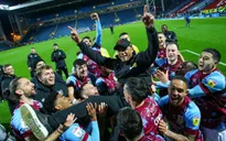Kompany chính thức cùng Burnley giành chức vô địch Championship