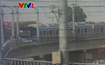 Người dân TP Hồ Chí Minh thích thú trải nghiệm tàu Metro chạy thử