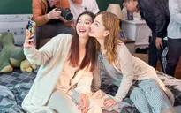 Hậu trường "Gia đình mình vui bất thình lình": Khả Ngân - Lan Phương quậy tới bến