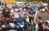 Người dân hối hả về quê, ùn ứ cục bộ tại cửa ngõ phía Tây TP Hồ Chí Minh