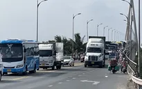 Người dân đổ về quê nghỉ lễ, cầu Rạch Miễu ùn ứ cả hai hướng