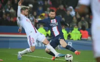 Messi và Mbappe mờ nhạt, PSG để thua sốc trước Lyon