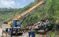 Xe tải chở dưa hấu lật vào vách núi, 4 người tử vong