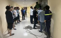 Giải cứu bé trai bị mắc kẹt ở hố tum tầng 20 chung cư