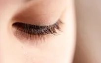 Trào lưu bôi son dưỡng môi lên mi mắt có nguy cơ gây nguy hiểm với sức khỏe