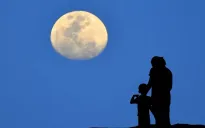Trái Đất có bao nhiêu mặt trăng?