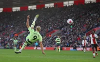 Vòng 30 Ngoại hạng Anh: Thắng dễ Southampton, Man City rút ngắn khoảng cách với Arsenal