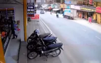 Quên kéo phanh tay khi dừng, xe tải trôi tự do trên đường