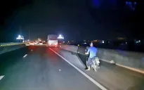 Xe cứu thương hộ tống người đi xe máy rời khỏi cao tốc