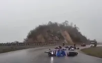 Đoàn xe máy đi phượt đồng loạt trượt ngã trên đường đèo