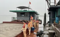 CSGT bắt quả tang tàu hút cát trái phép trên sông Hồng