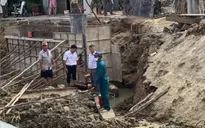 Sụt đất khi đang thi công cầu dân sinh, một phụ nữ tử vong