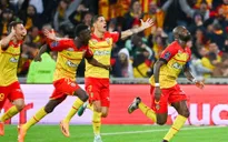 Lens ngược dòng thắng Reims trong thế thiếu người, tiếp tục bám đuổi PSG