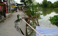 Đồng Tháp: Sạt lở nhấn chìm nhà dân xuống sông