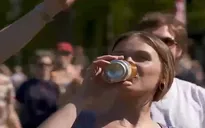 Lớp học yoga bia tại Đan Mạch