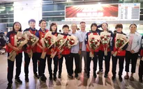 ĐT nữ Việt Nam trở về trong vòng tay người hâm mộ