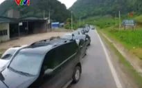 Hàng loạt ô tô bị ép đi lùi vì lấn làn