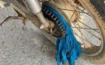 Bé gái bị gãy tay do áo chống nắng cuốn vào bánh xe