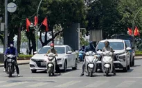 Người dân Hà Nội bịt kín ra đường giữa nắng nóng gay gắt 40 độ