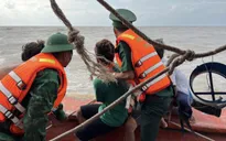 Đồn Biên phòng Cái Đôi Vàm cứu hộ kịp thời 2 thuyền viên gặp nạn trên biển