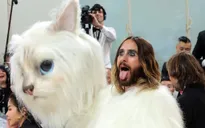 Jared Leto hóa trang thành mèo Choupette của Karl Lagerfeld trên thảm đỏ Met Gala