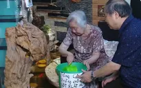 Cụ bà 90 tuổi tặng cá để phòng chống sốt xuất huyết