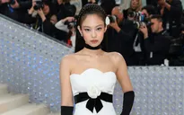 Jennie (BLACKPINK) xinh như búp bê tại Met Gala 2023