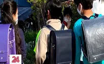 Học sinh Nhật Bản đeo ba lô nặng gần 10kg đến trường
