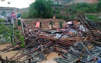 Giông lốc kèm mưa đá gây thiệt hại nhiều nhà dân tại Điện Biên