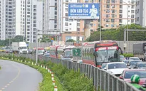 Cửa ngõ Thủ đô đông nghẹt, người và xe ì ạch nhích từng bước