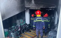Cứu người thoát khỏi đám cháy nhà 4 tầng