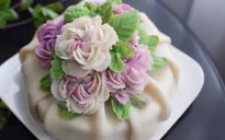 Cô gái khéo léo vẽ hoa lên xôi